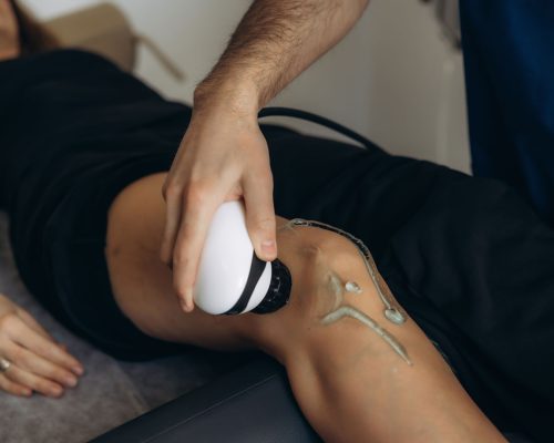woman-receives-ultrasound-therapy-on-knee-in-clini-2026-09-25-02-19-48-utc
